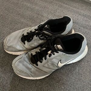 Men’s Nike shoe, Gray and white. Size 11.5